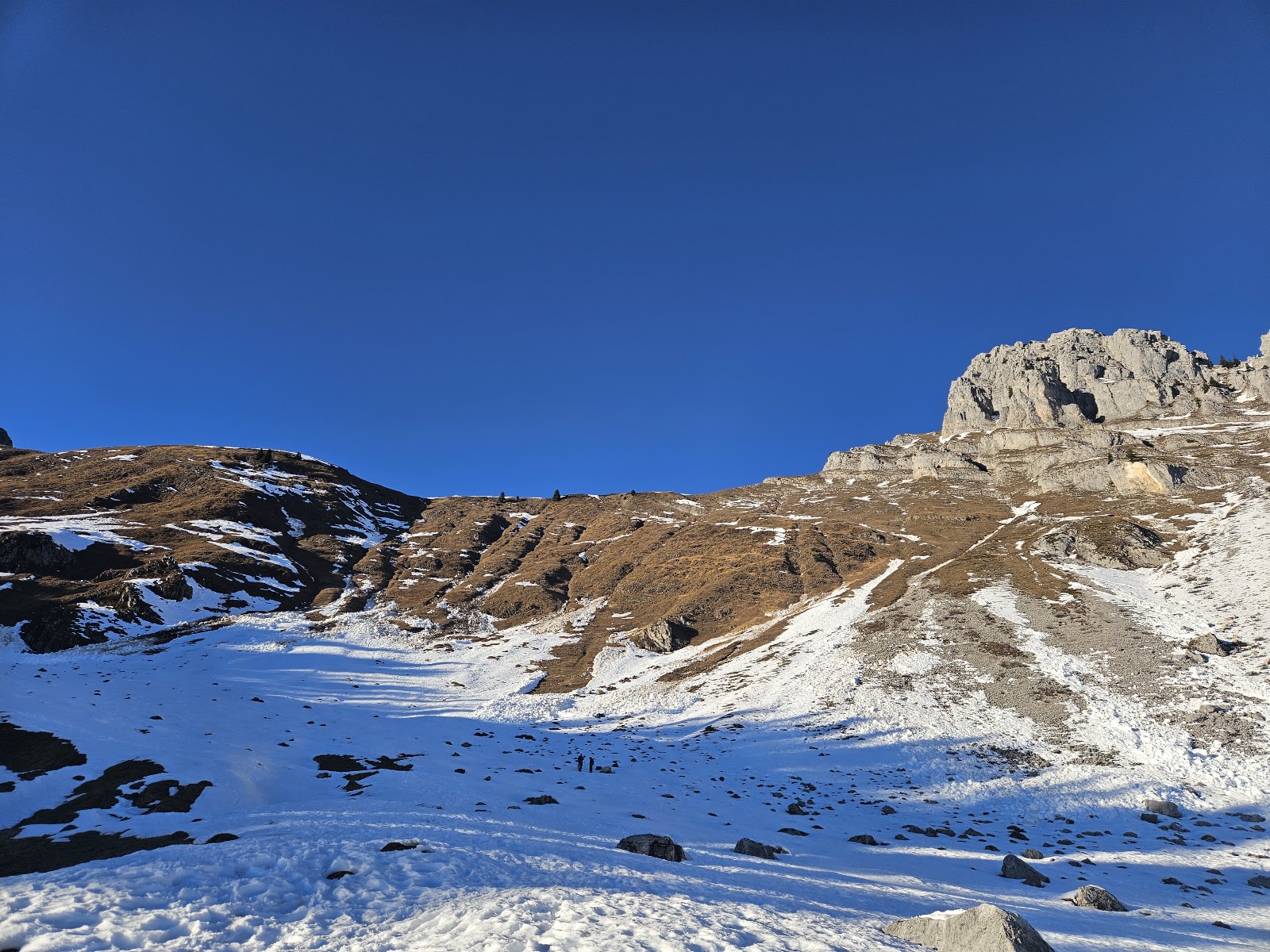 Sommets enneigés des Aravis sous un ciel bleu