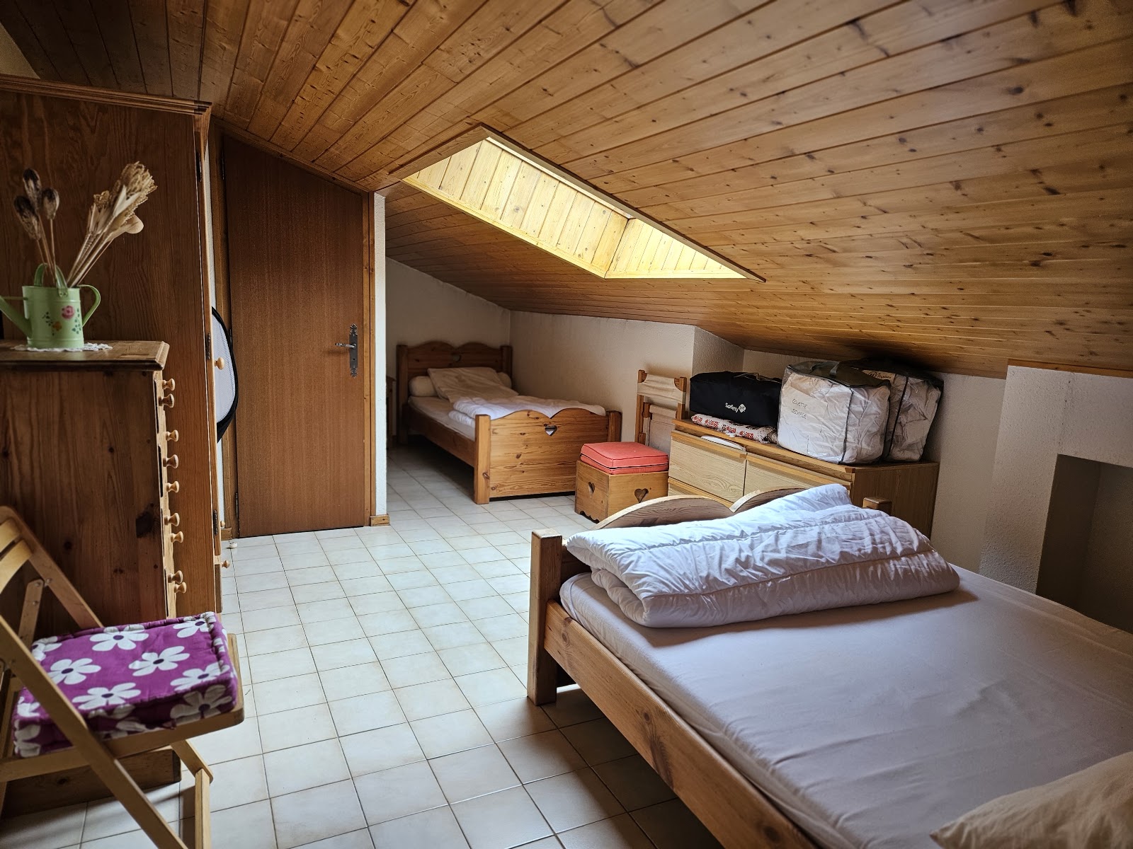 Chambre mansardée avec deux lits