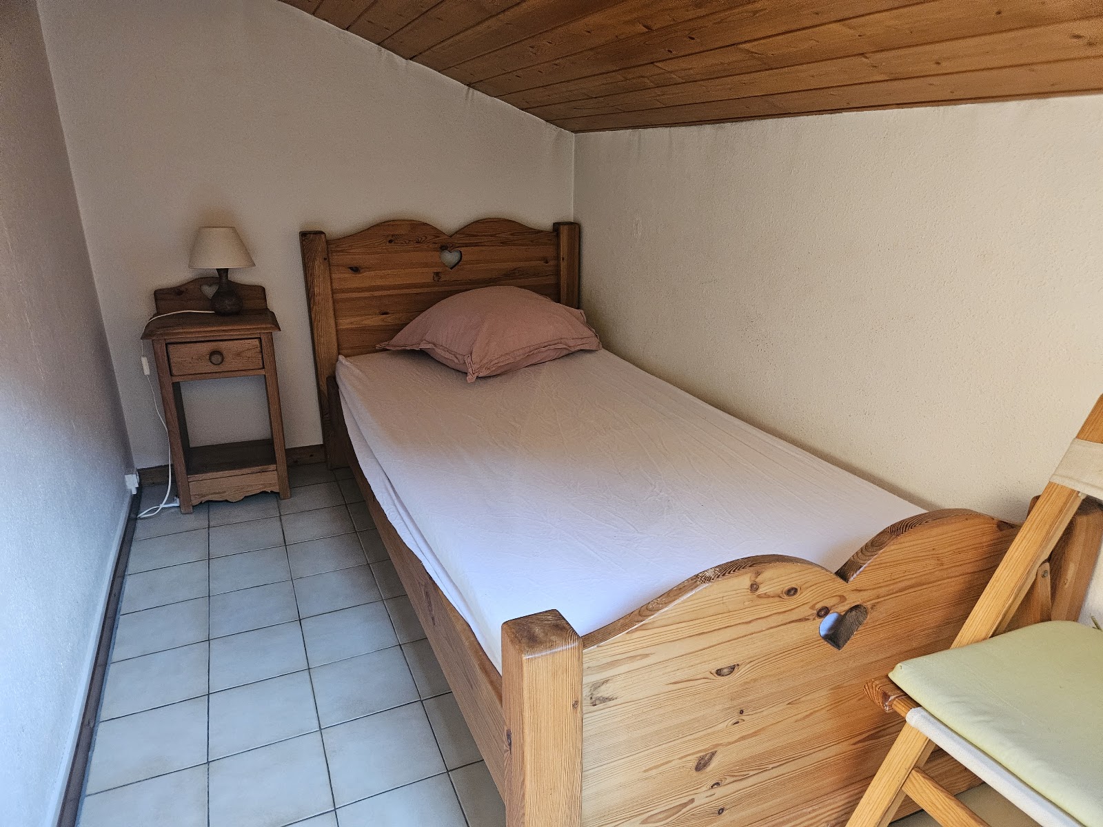 Chambre chaleureuse avec lit en bois massif