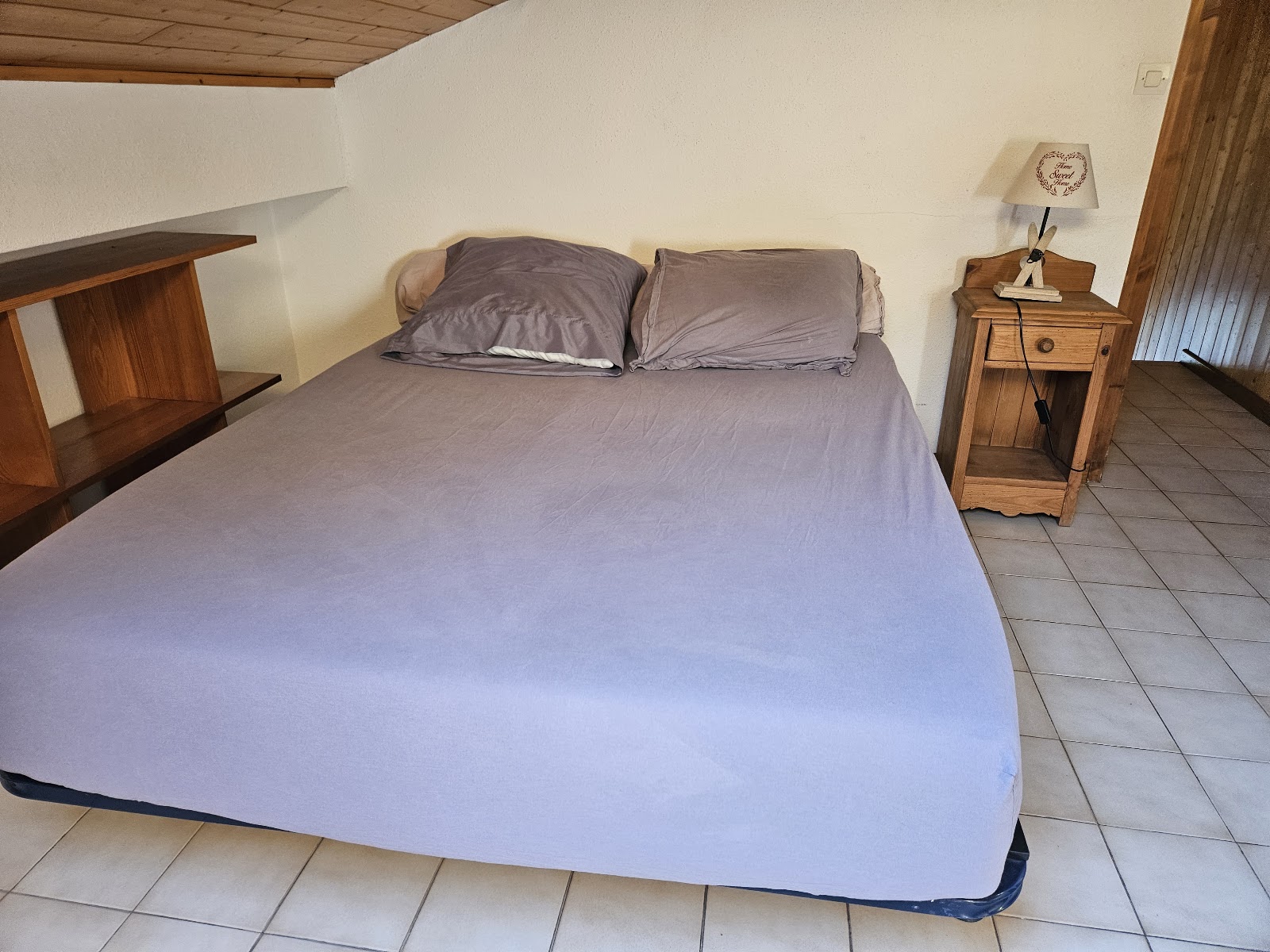 Grande chambre à l'étage avec lit double