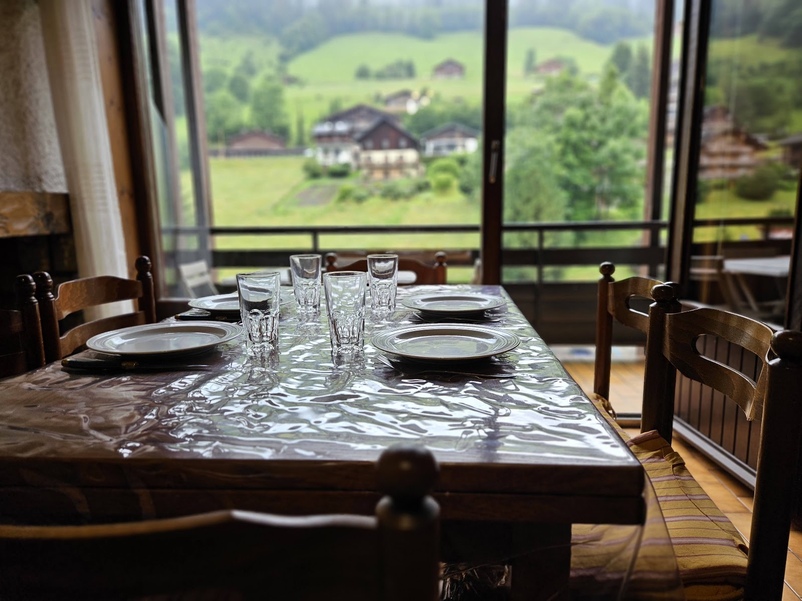Déjeuner au balcon face aux montagnes