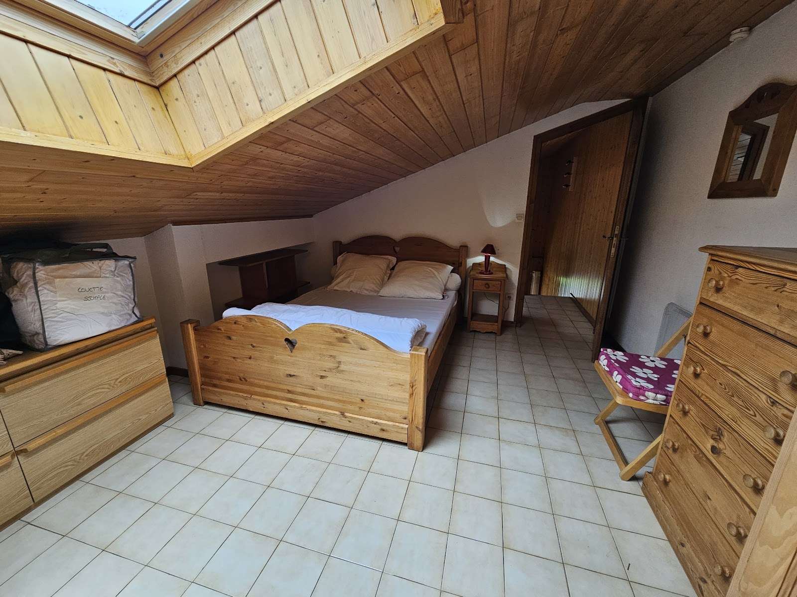 Grande chambre parentale sous les toits