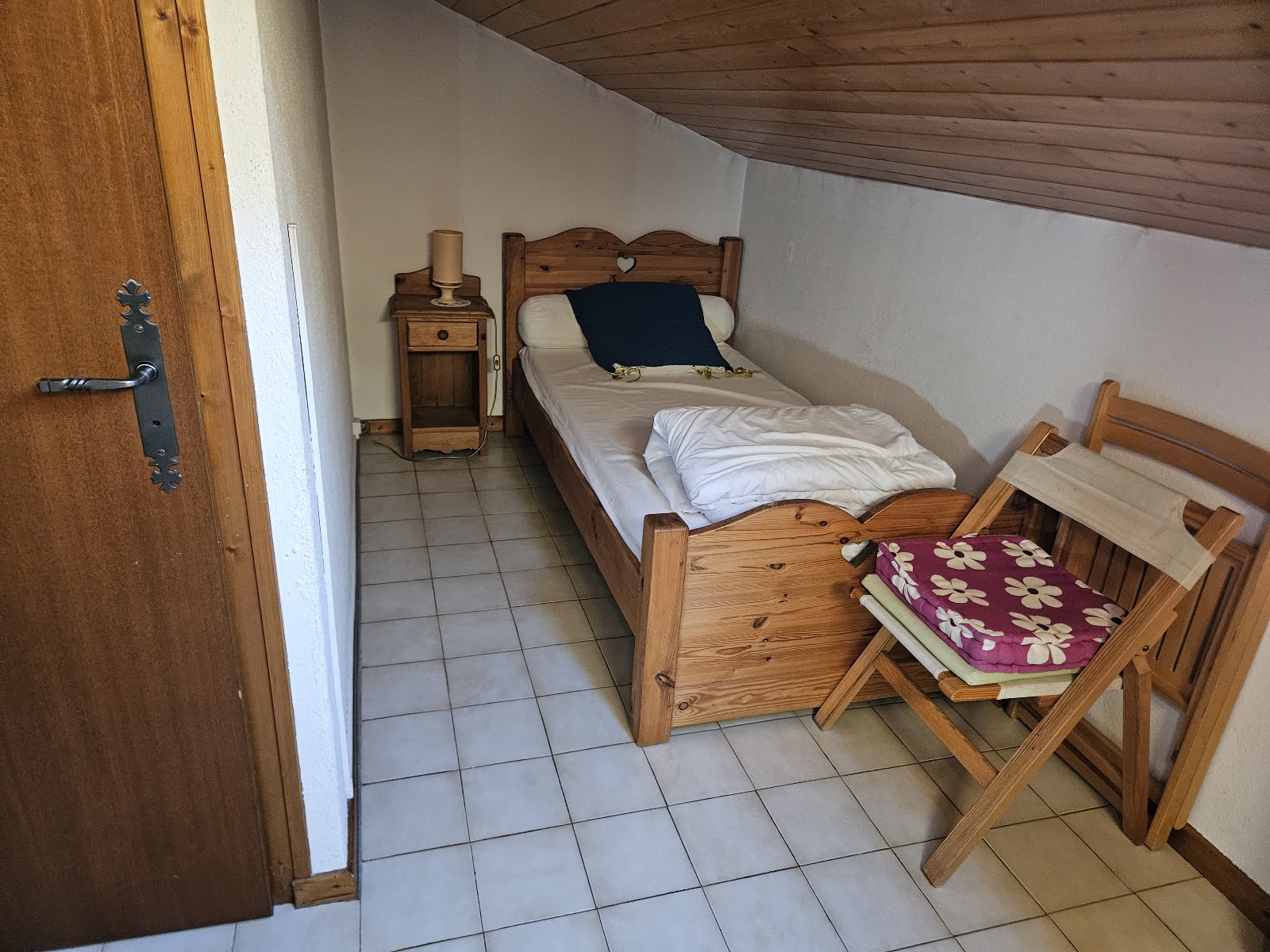 Chambre à l'étage, bois et lumière naturelle