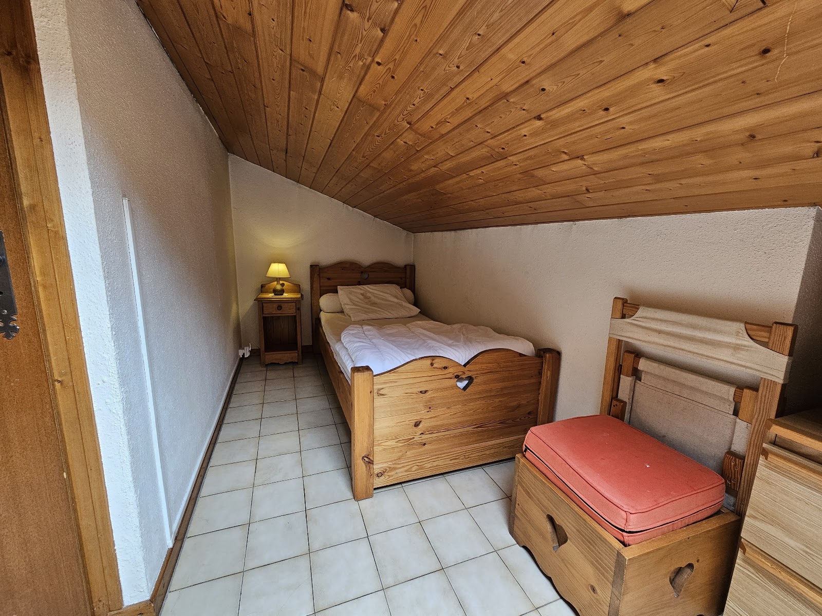 Mezzanine avec couchages en bois